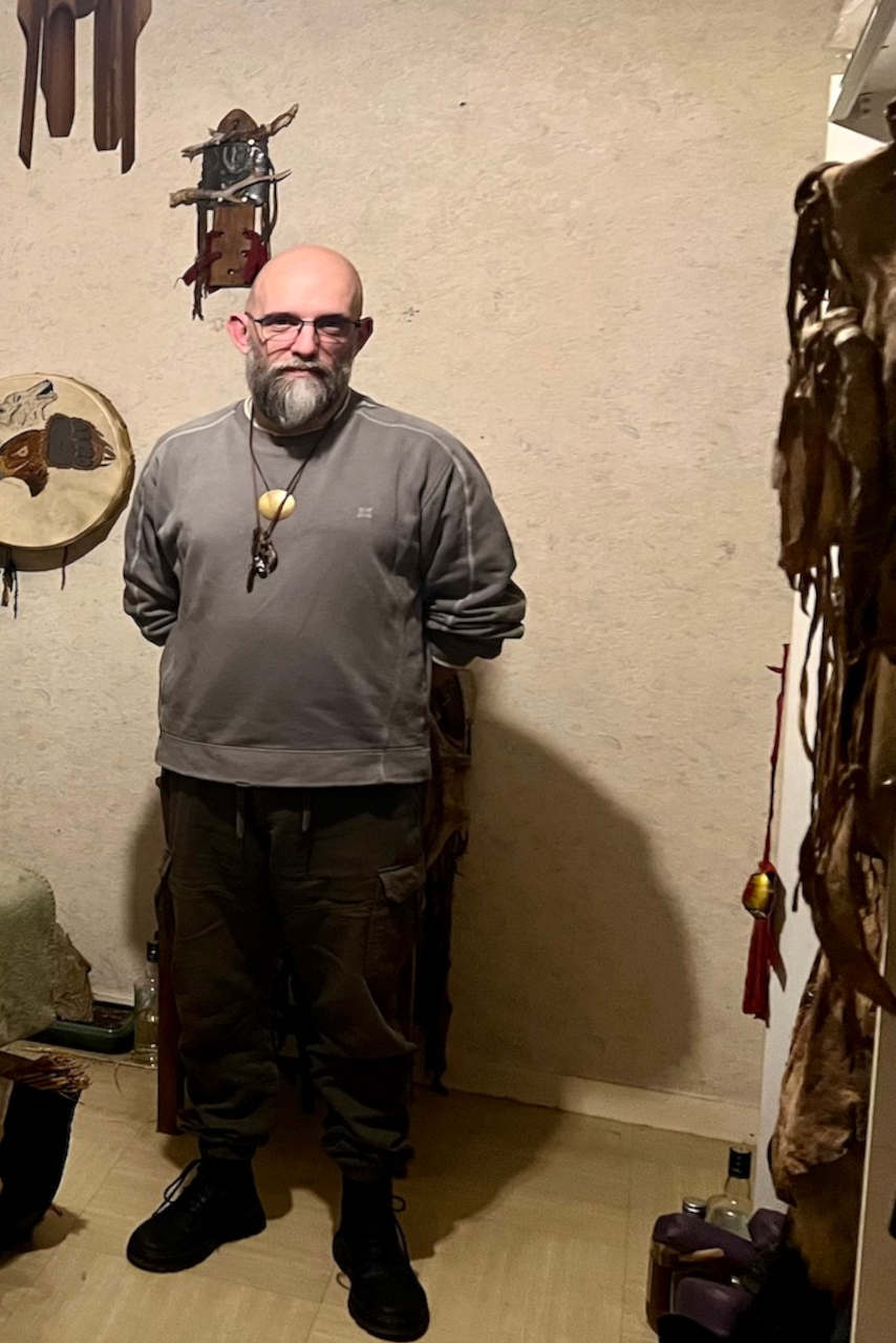 Portrait du chaman Sombre Patte d'Ours dans sa salle de soins.