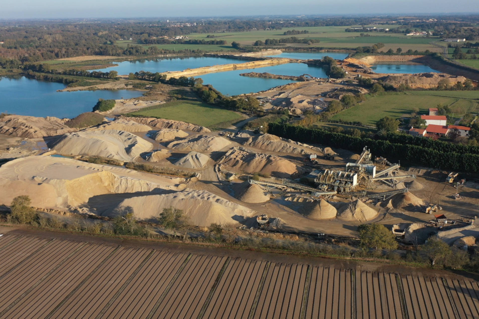 Sablière et bassins créés par une carrière.