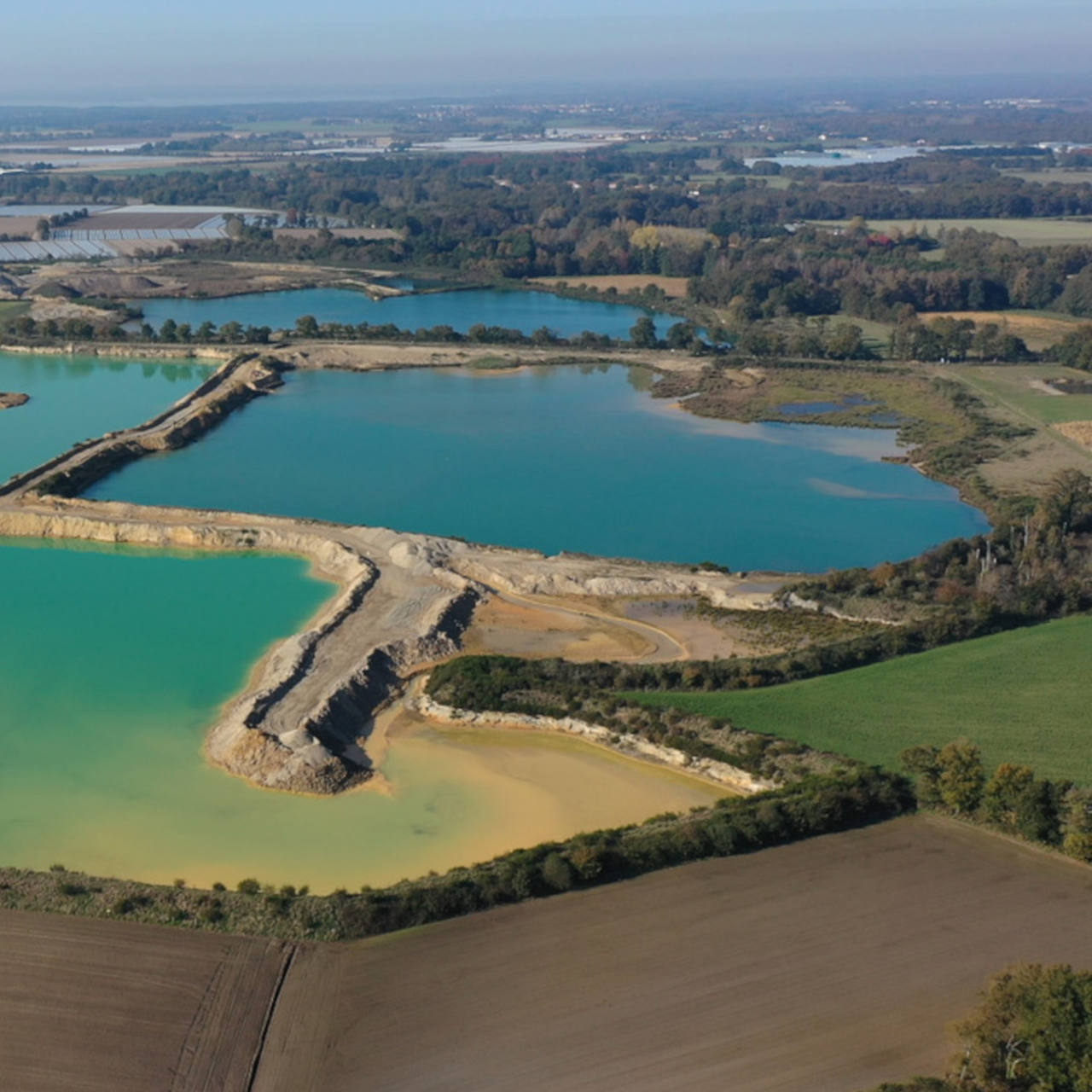 Une carrière remplie d'eau vue du ciel.