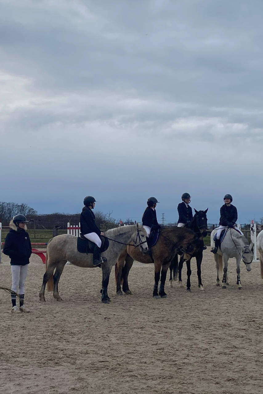 Les cavaliers reçoivent leurs prix à la fin de chaque épreuve, sur la carrière. Ils sont sur leurs chevaux, côte à côte.