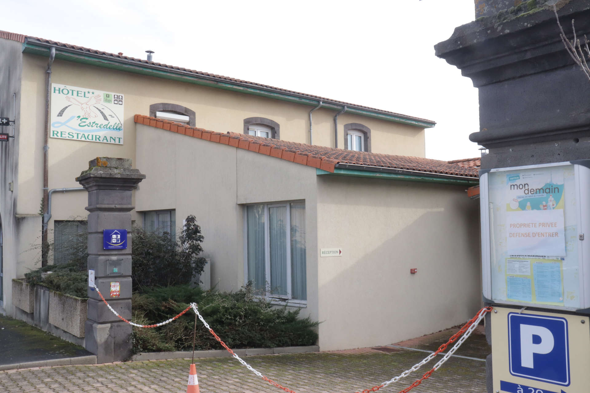 À Pont-du-Château, façade de l’hôtel-restaurant L’Estredelle fermé depuis plusieurs années et choisi pour accueillir des mineurs non accompagnés.