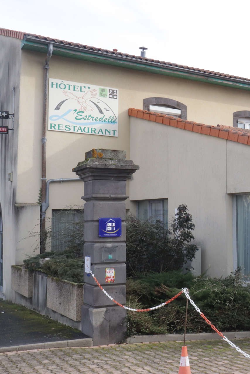 À Pont-du-Château, façade de l’hôtel-restaurant L’Estredelle fermé depuis plusieurs années et choisi pour accueillir des mineurs non accompagnés.