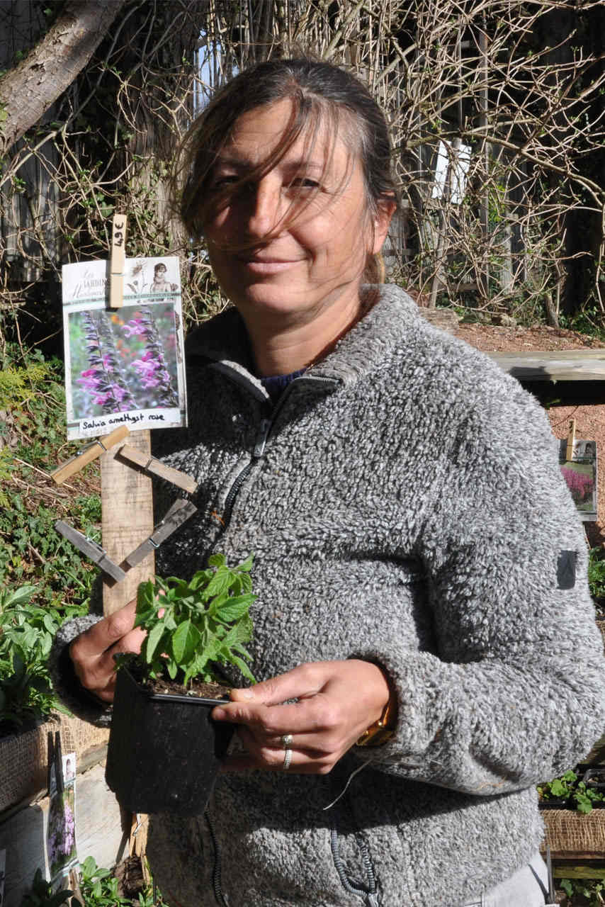 Portrait de Virginie Clavel devant sa pépinière.