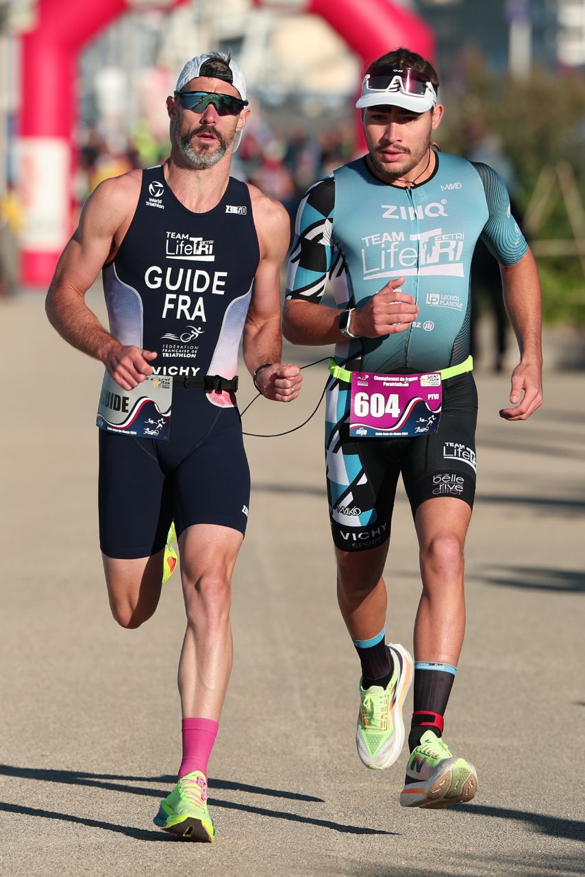Maxime Gayet court avec son guide Valentin Lacroix.