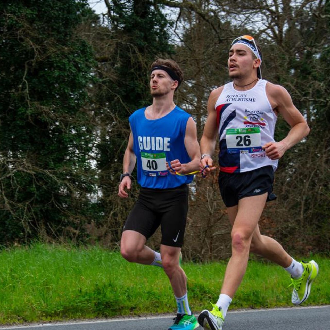 Maxime Gayet court avec son guide Adrien Leroux.