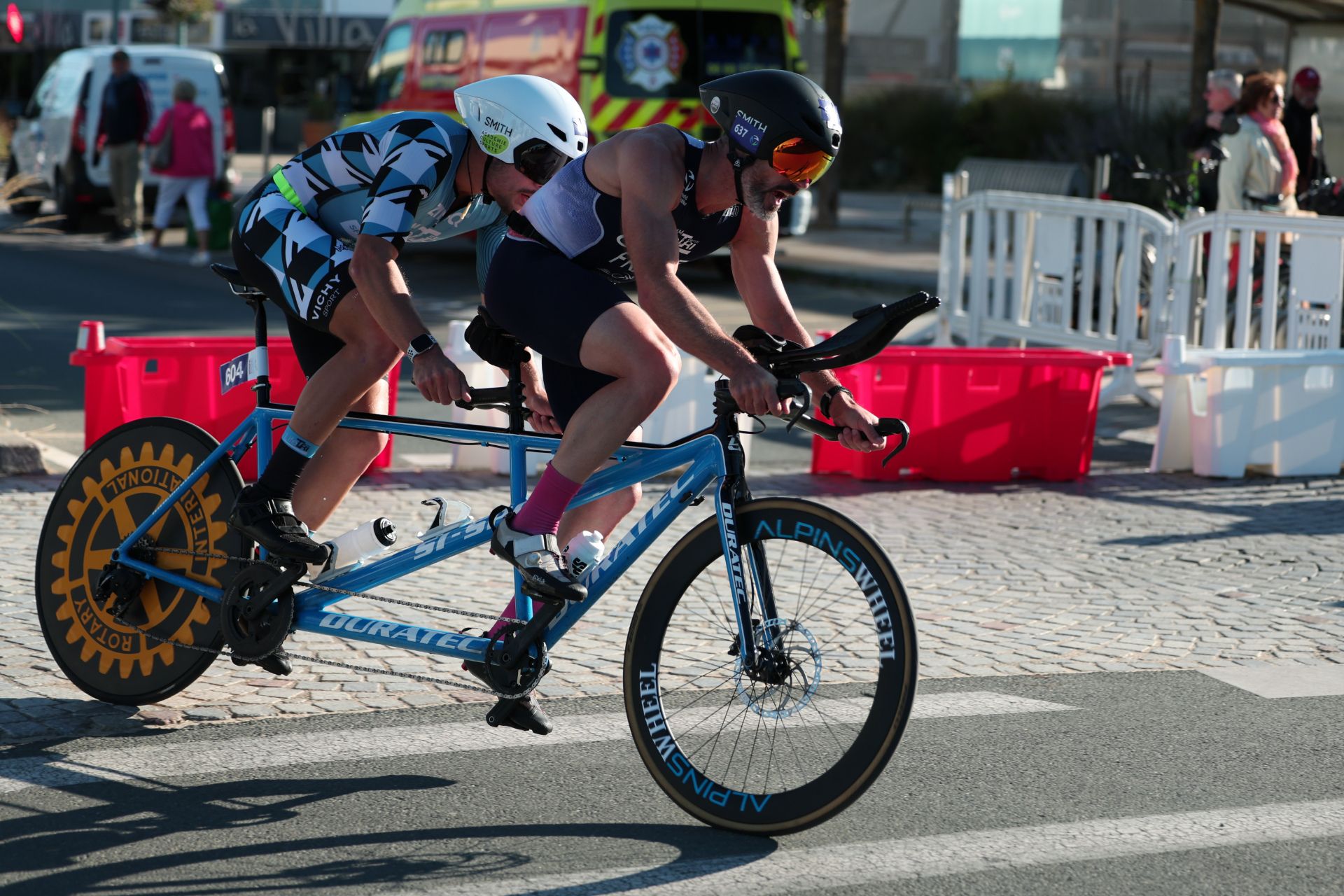 Maxime Gayet est en vélo tandem avec son guide Adrien Leroux.