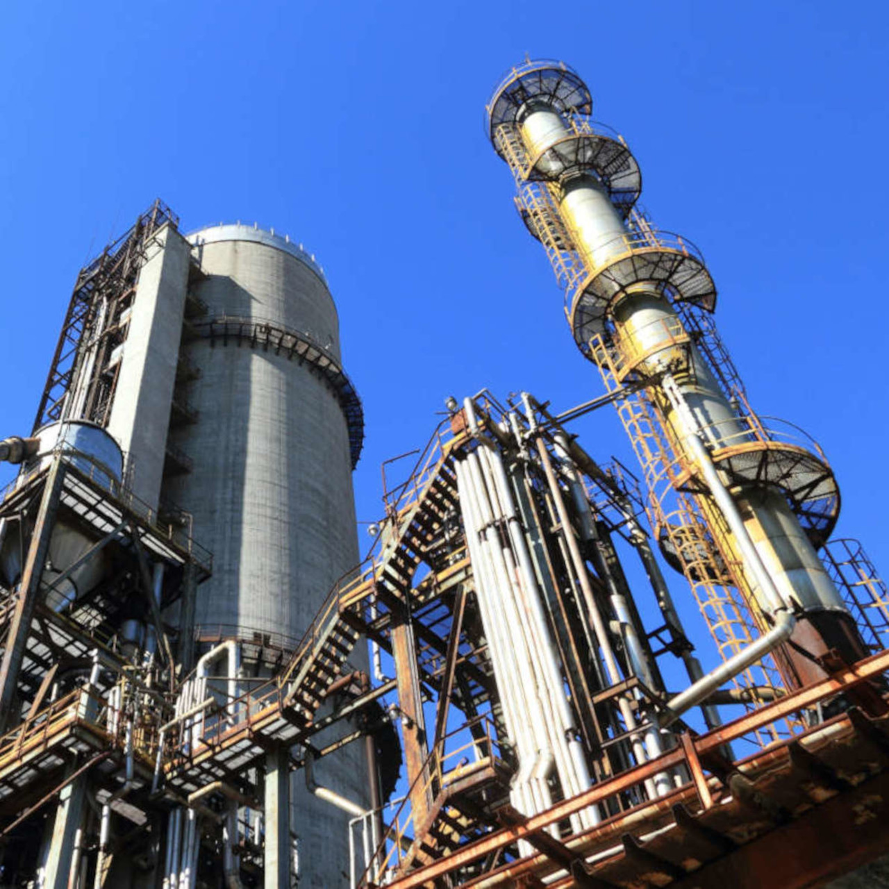 Une usine en contre-plongée.