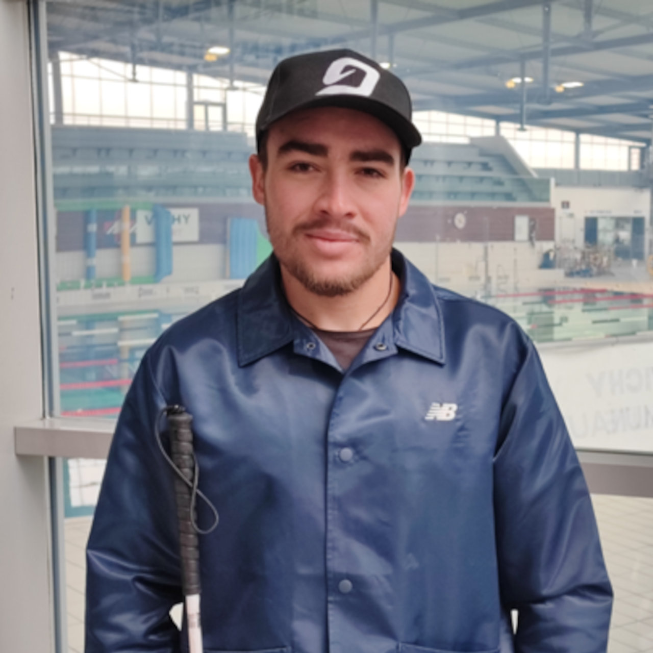 Maxime Gayet devant le stade aquatique de Bellerive-sur-Allier, où le para-triathlète se rend six fois par semaine.