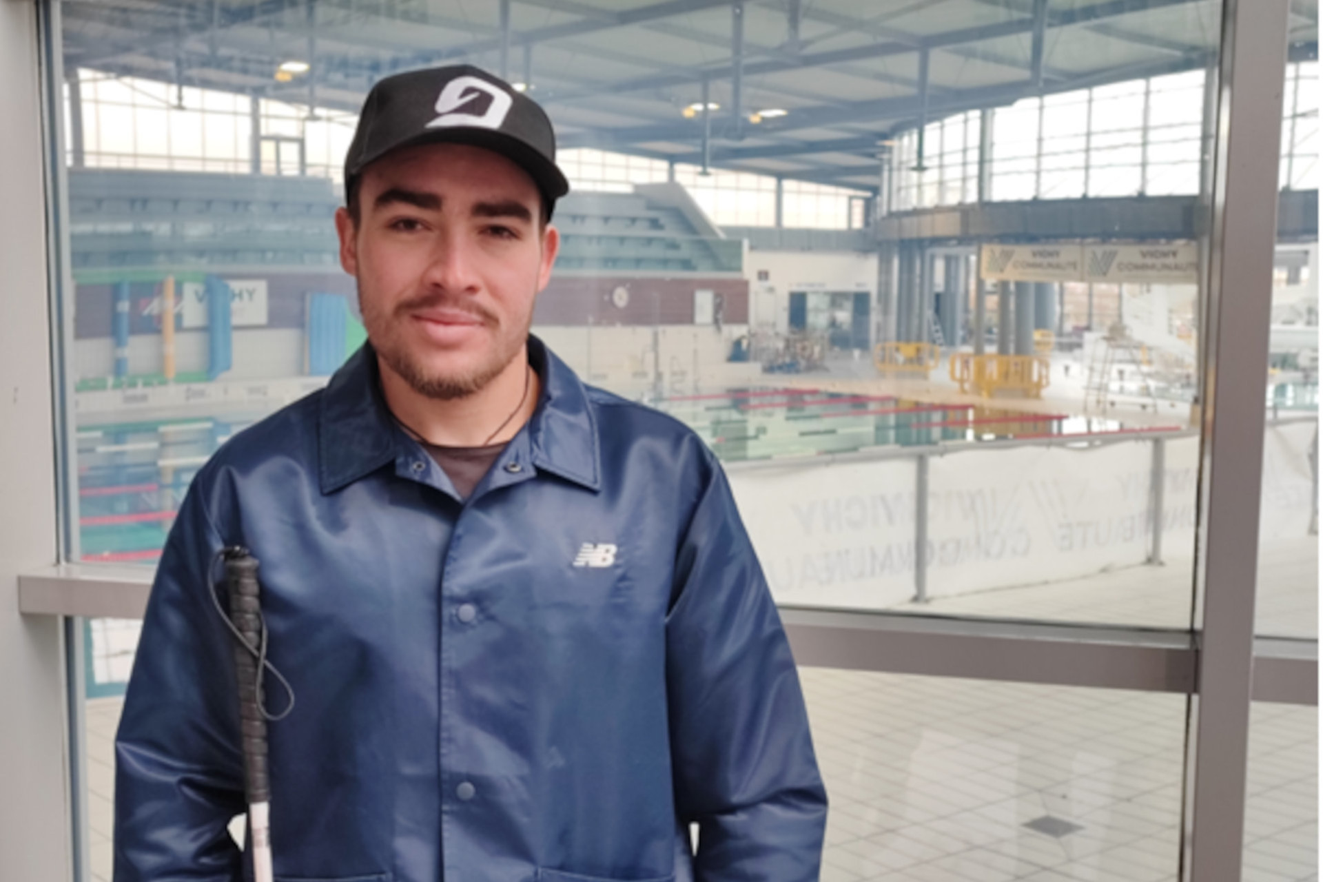 Maxime Gayet devant le stade aquatique de Bellerive-sur-Allier, où le para-triathlète se rend six fois par semaine.