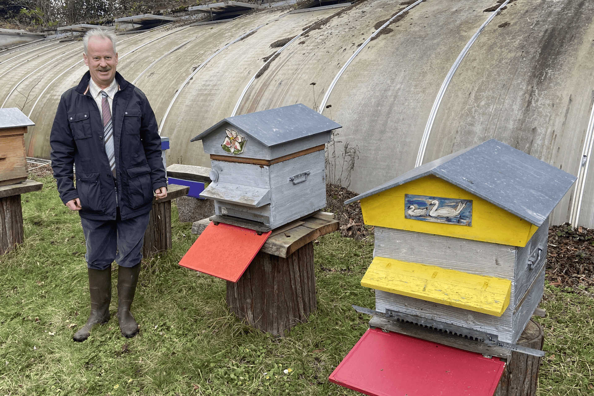 Benoît du Reau se tient devant les ruches pédagogiques de la ville de Vichy.