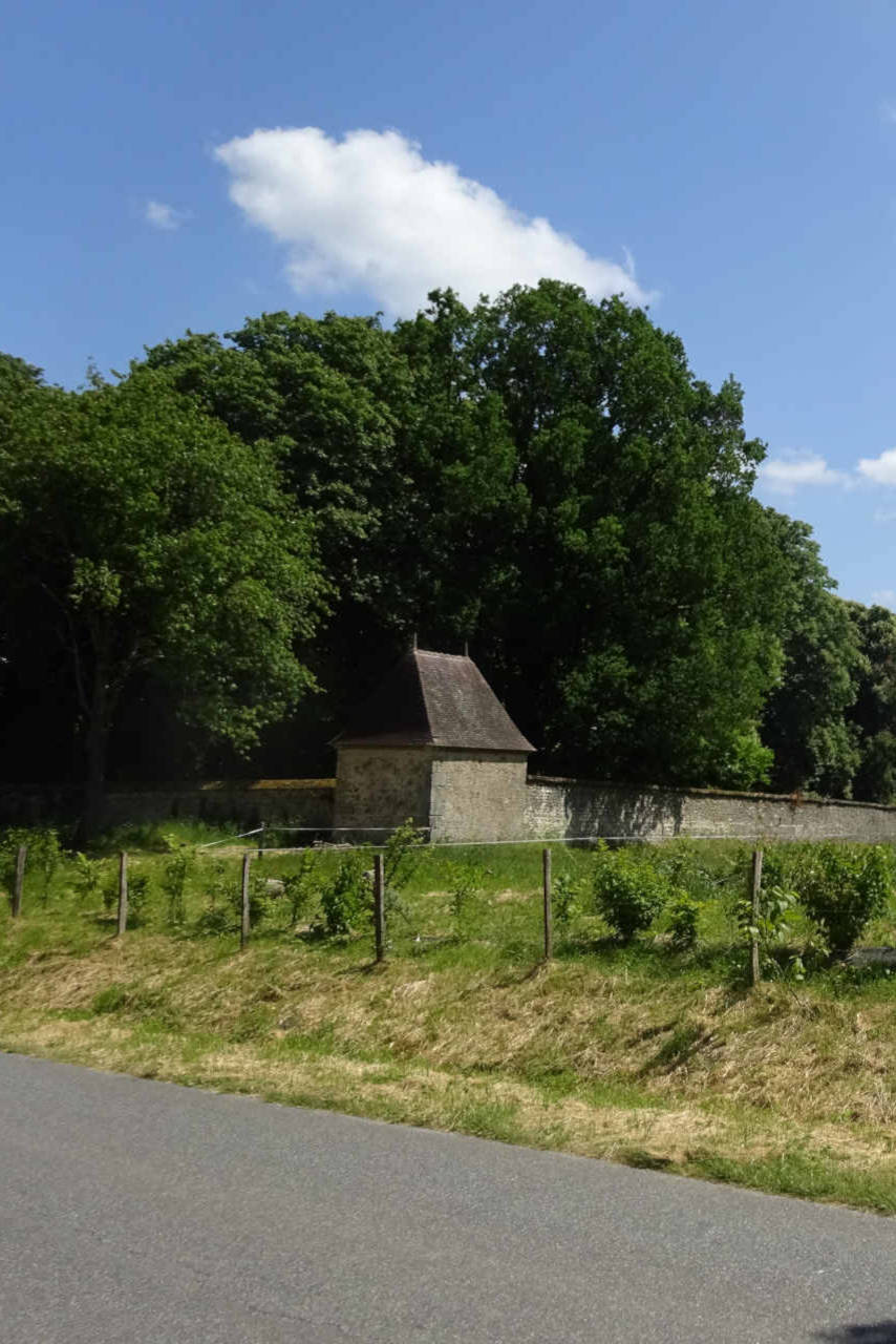 Corps de ferme à l'entrée du château des Noix, à Cressanges.