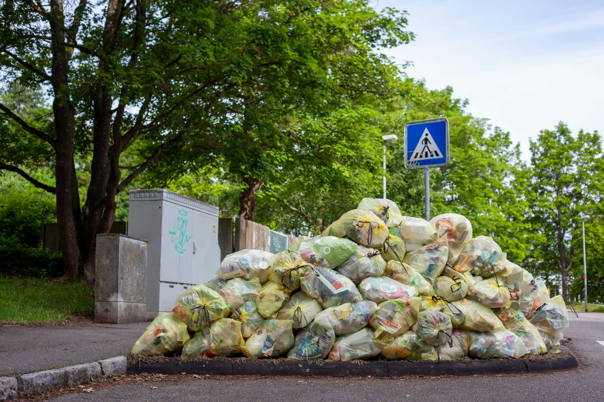 Sac de déchets empilés.