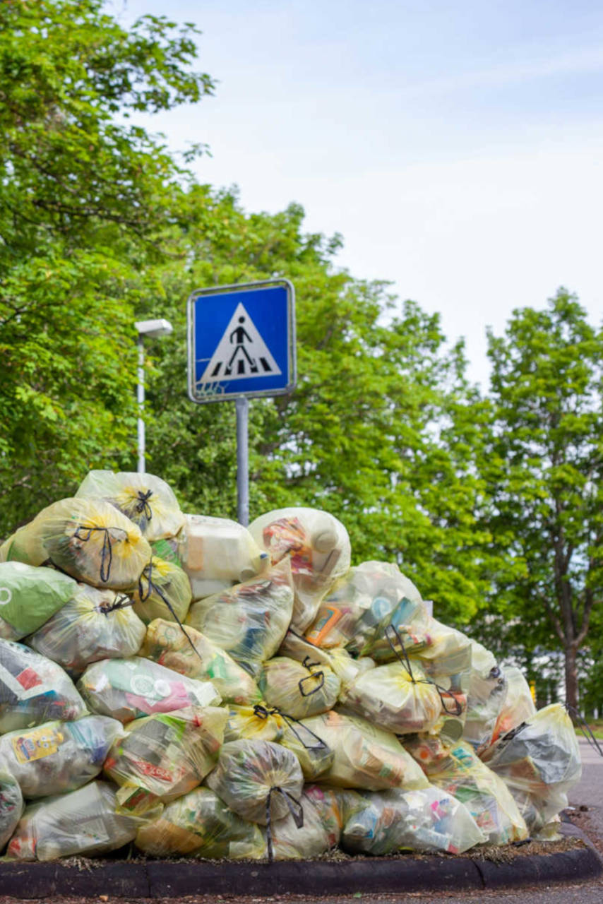 Sac de déchets empilés.