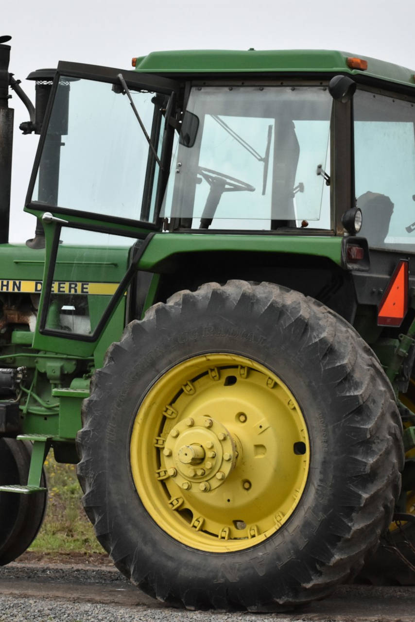 Un tracteur dans un champ.