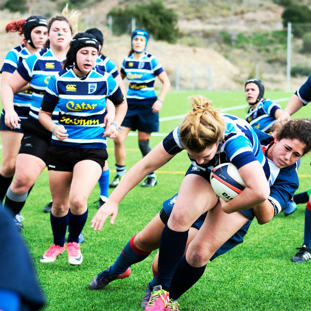 Des joueuses de rugby en action.