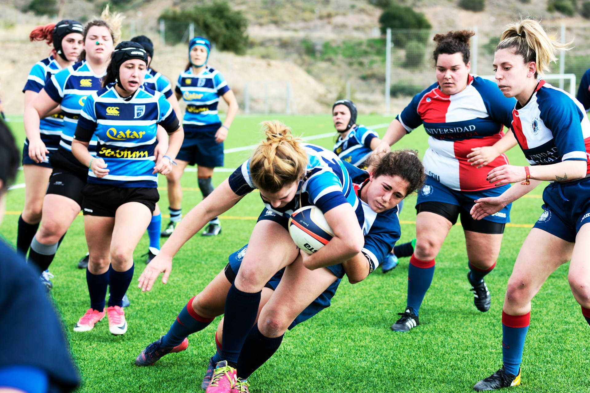 Des joueuses de rugby en action.