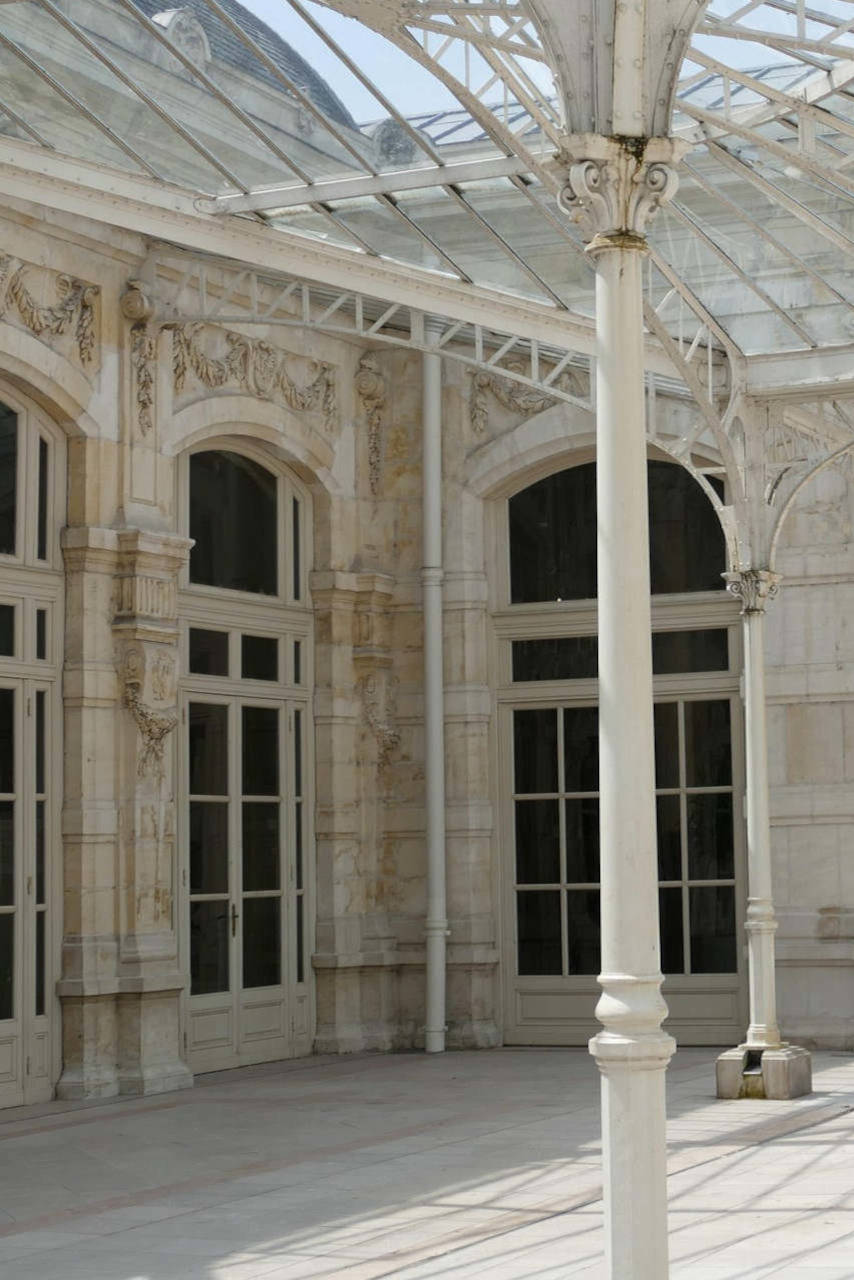 Vue de l'entrée de l'opéra de Vichy.
