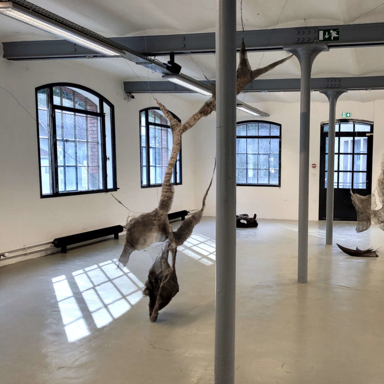 Vue de l'exposition du Creux de l'enfer (structures en toile de maille, éléments métalliques).