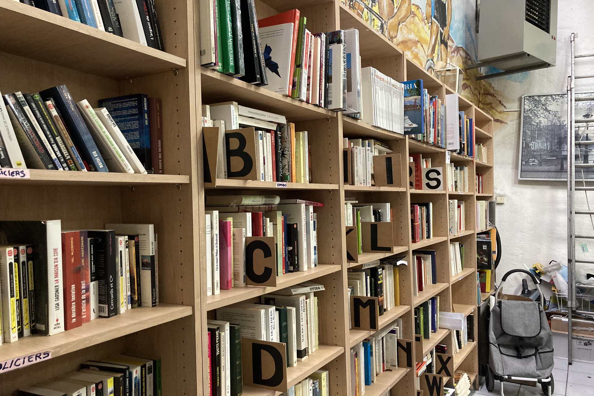 Des livres dans une étagère.