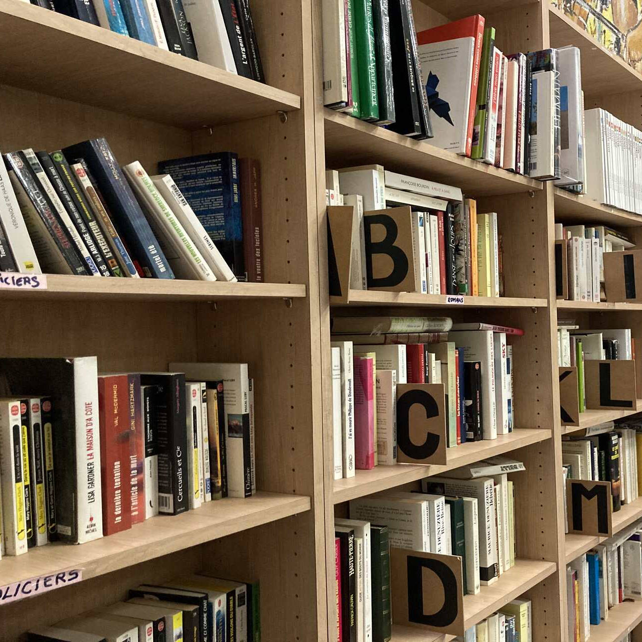 Des livres dans une étagère.