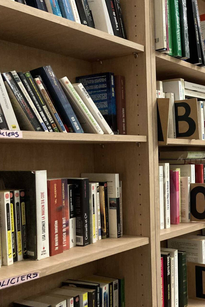 Des livres dans une étagère.