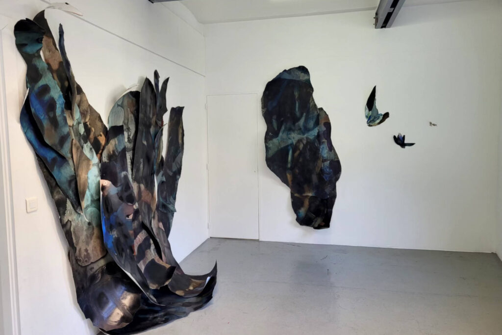 Exposition Creux de l'enfer : œuvres de papier imbibé d'aquarelle.