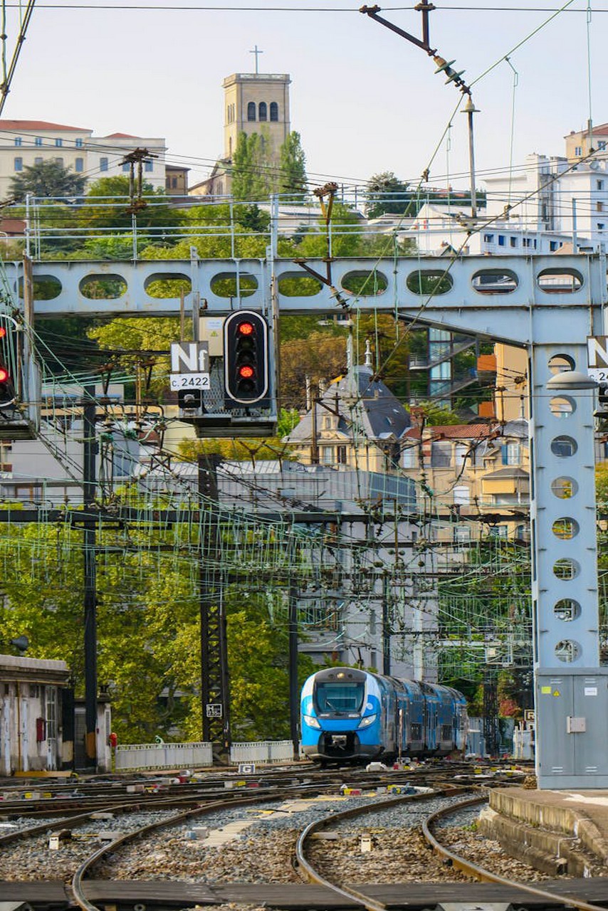 Un train sur ses rails.