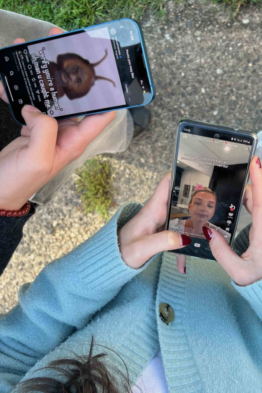 Trois étudiants consultent leurs réseaux sociaux durant leur pause.
