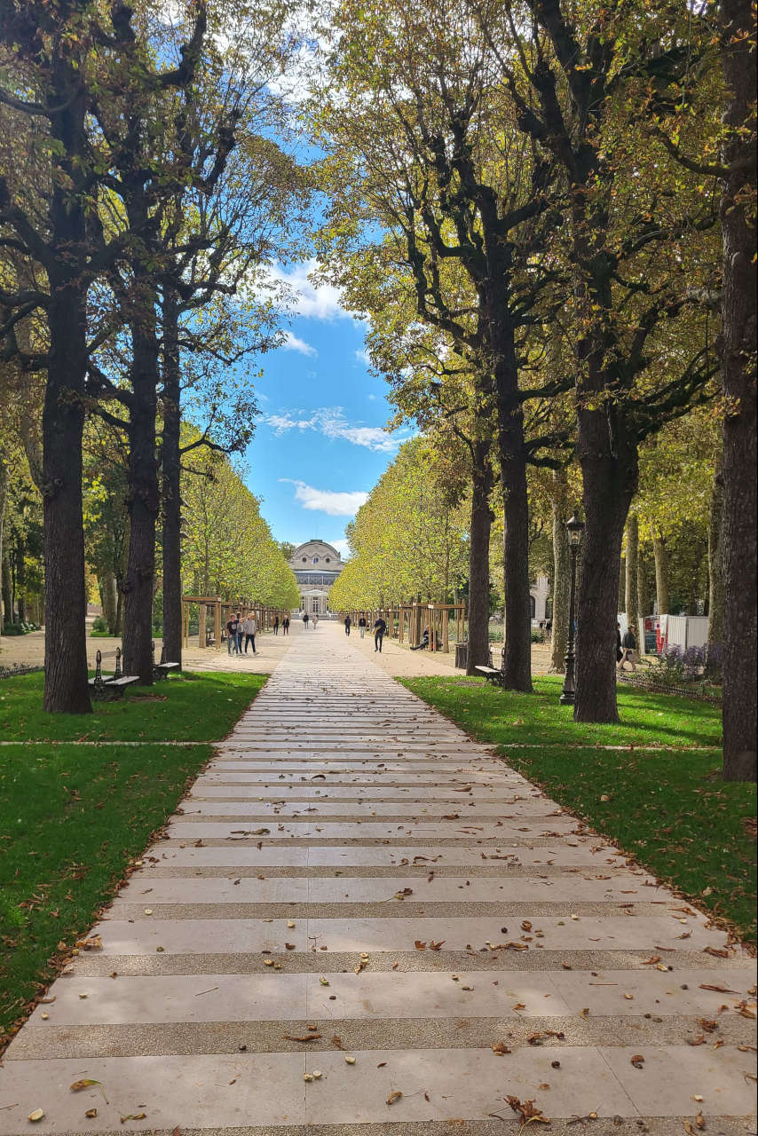 L'image montre le parc des Sources et son allée principale. Nous voyons le palais des Congrès en arrière plan.