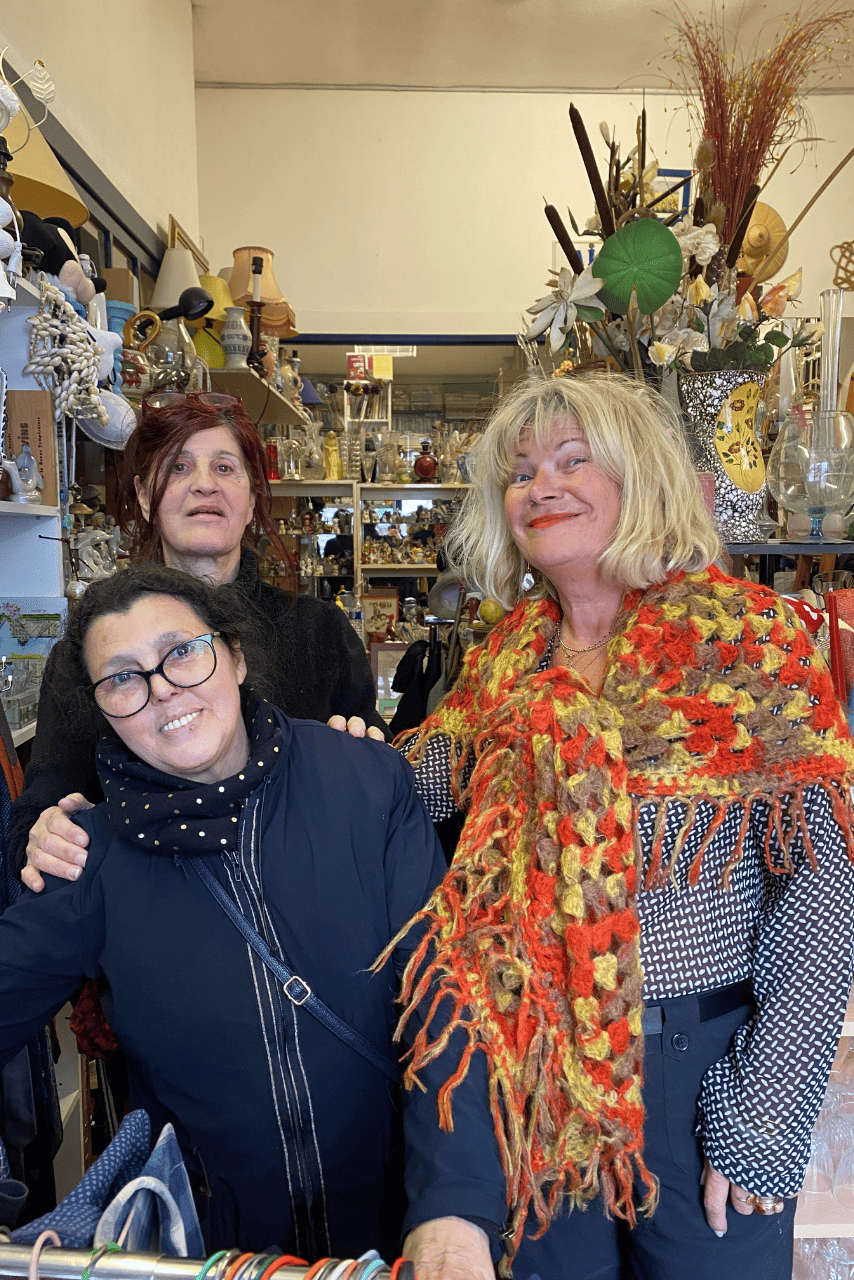 Les deux bénévoles sont venues aider Véronique Charote à ranger les nouveaux arrivages.