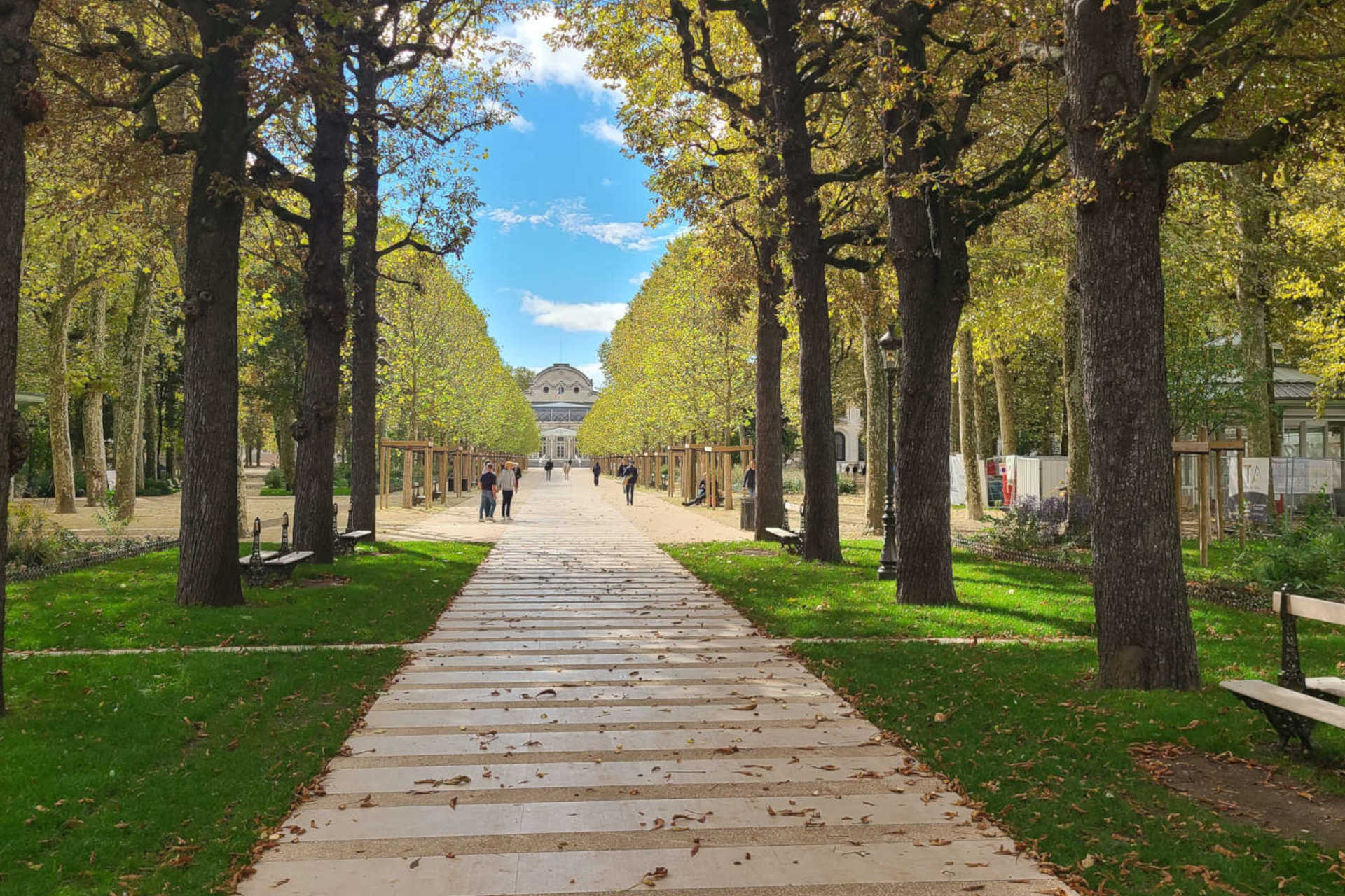 L'image montre le parc des Sources et son allée principale. Nous voyons le palais des Congrès en arrière plan.
