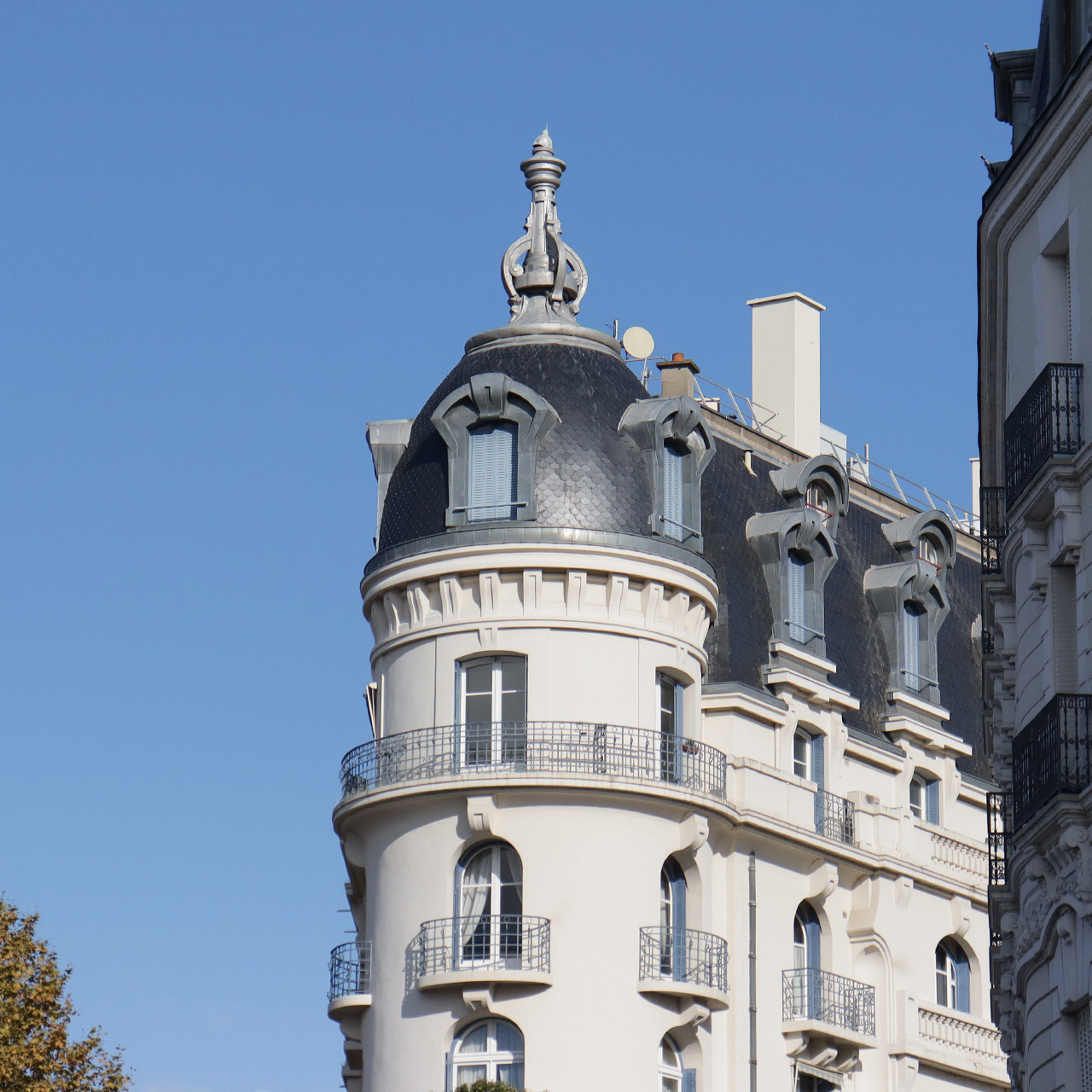 Immeuble du centre de Vichy, dans l’Allier, illustrant le cadre urbain du département concerné par la non augmentation du RSA.