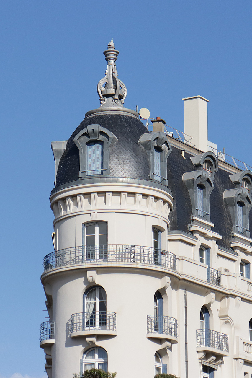 Immeuble du centre de Vichy, dans l’Allier, illustrant le cadre urbain du département concerné par la non augmentation du RSA.