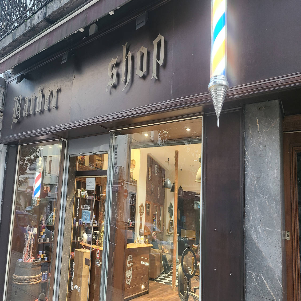 Une vitrine d'un barber shop rue de Paris, à Vichy, 03200.