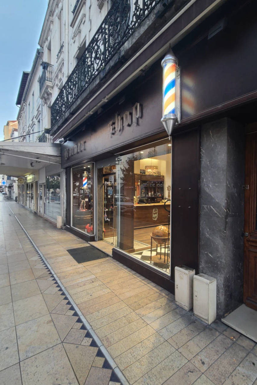 Une vitrine d'un barber shop rue de Paris, à Vichy, 03200.