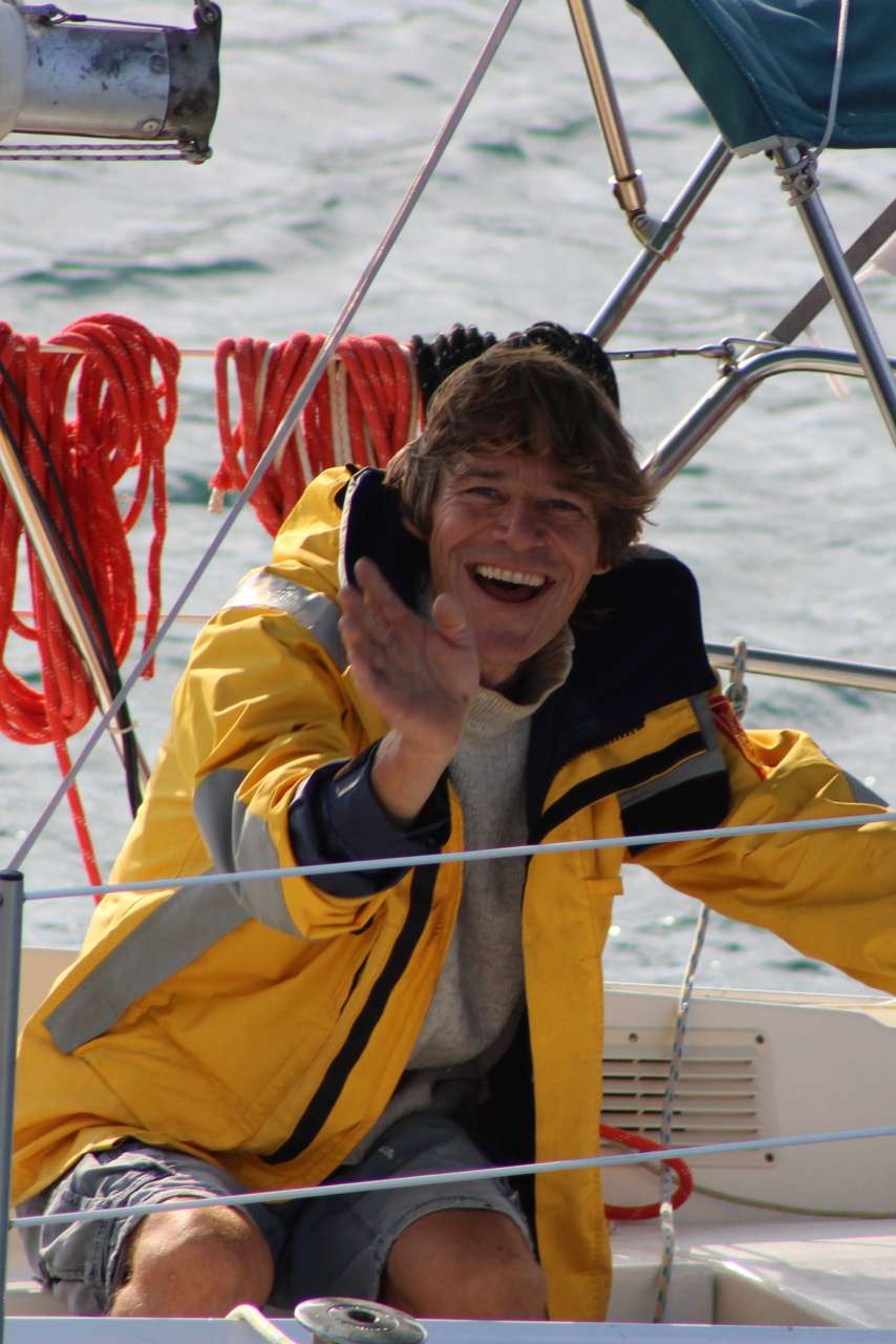 Un marin sourit à l'appareil depuis son bateau.