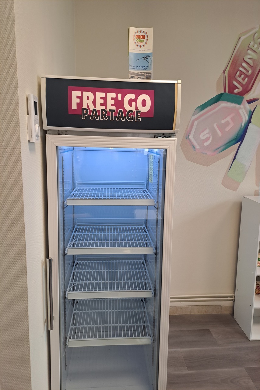 Un réfrigérateur vide.