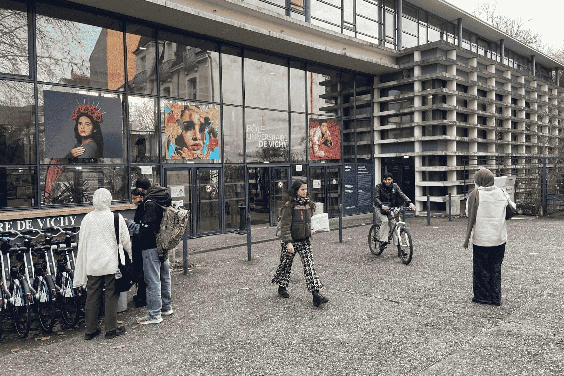 Devant l’IUT de Vichy, des étudiants se croisent entre deux cours. Comme eux, chaque année, de nombreux jeunes, dont une grande part d’étudiants boursiers, choisissent Vichy pour poursuivre leurs études, attirés par une ville à taille humaine et un coût de la vie perçu comme plus accessible.