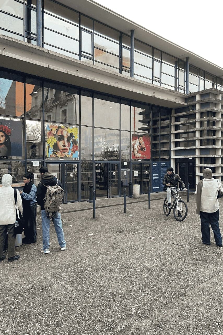 Devant l’IUT de Vichy, des étudiants se croisent entre deux cours. Comme eux, chaque année, de nombreux jeunes, dont une grande part d’étudiants boursiers, choisissent Vichy pour poursuivre leurs études, attirés par une ville à taille humaine et un coût de la vie perçu comme plus accessible.