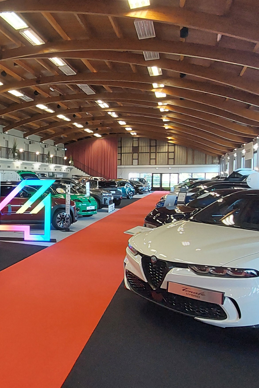 De part et d'autre d'un long couloir, des rangées de véhicules se succèdent au Palais du Lac de Vichy .