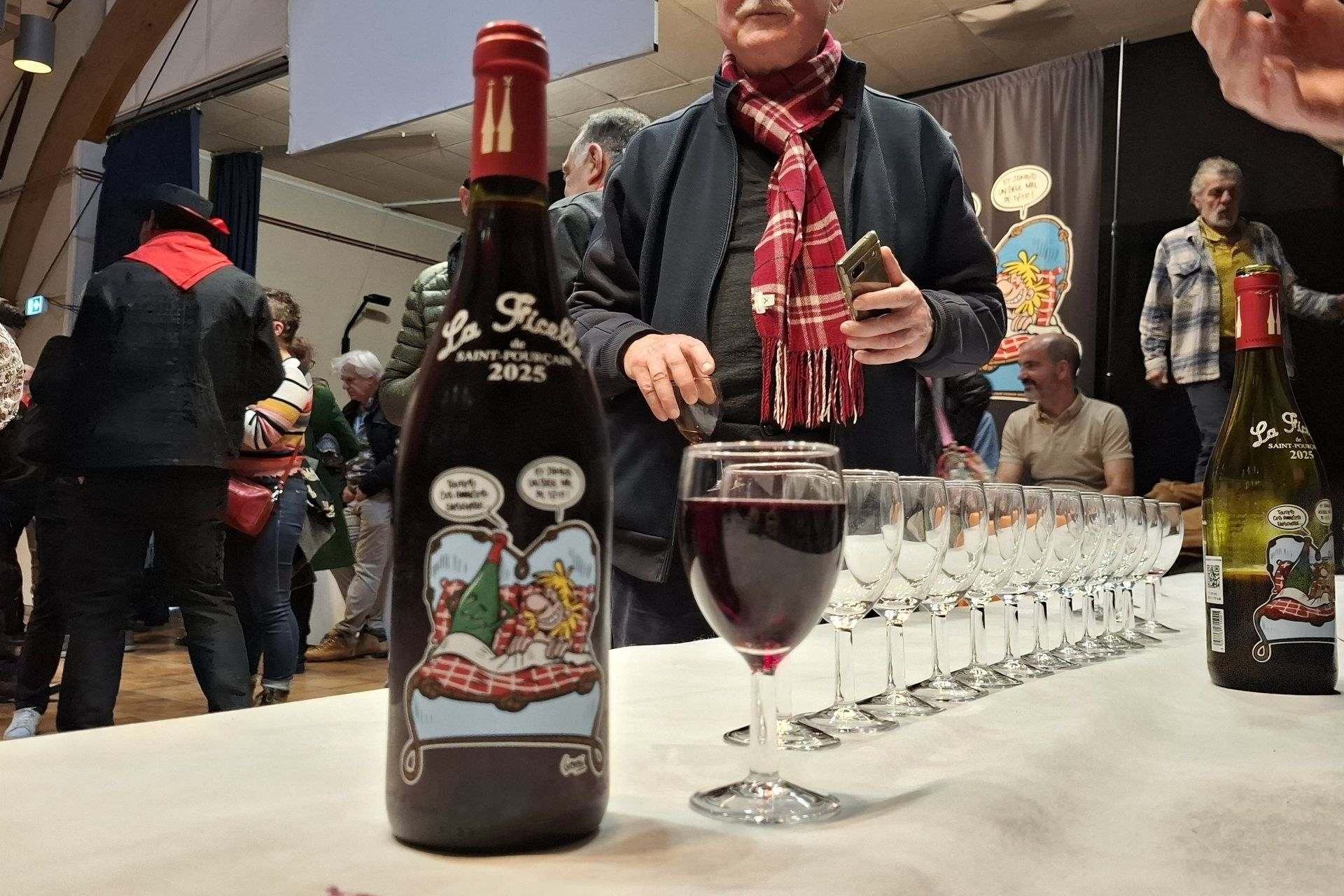 Des bouteilles, des verres et des dégustateurs de la Ficelle illustrée, du vin rouge de Saint-Pourçain-sur-Sioule.