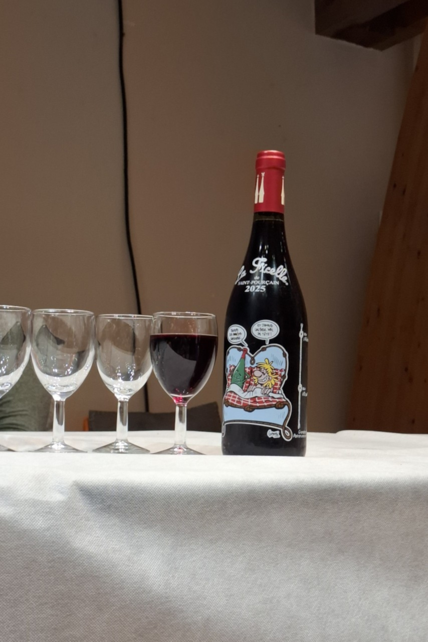 Des bouteilles, des verres et des dégustateurs de la Ficelle illustrée, du vin rouge de Saint-Pourçain-sur-Sioule.
