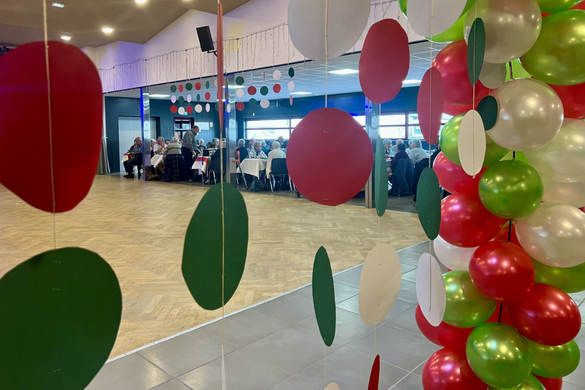 Les aînés se préparent pour le repas, au thème de l'Italie, dans un contexte de jumelage avec la ville de Mazzano.