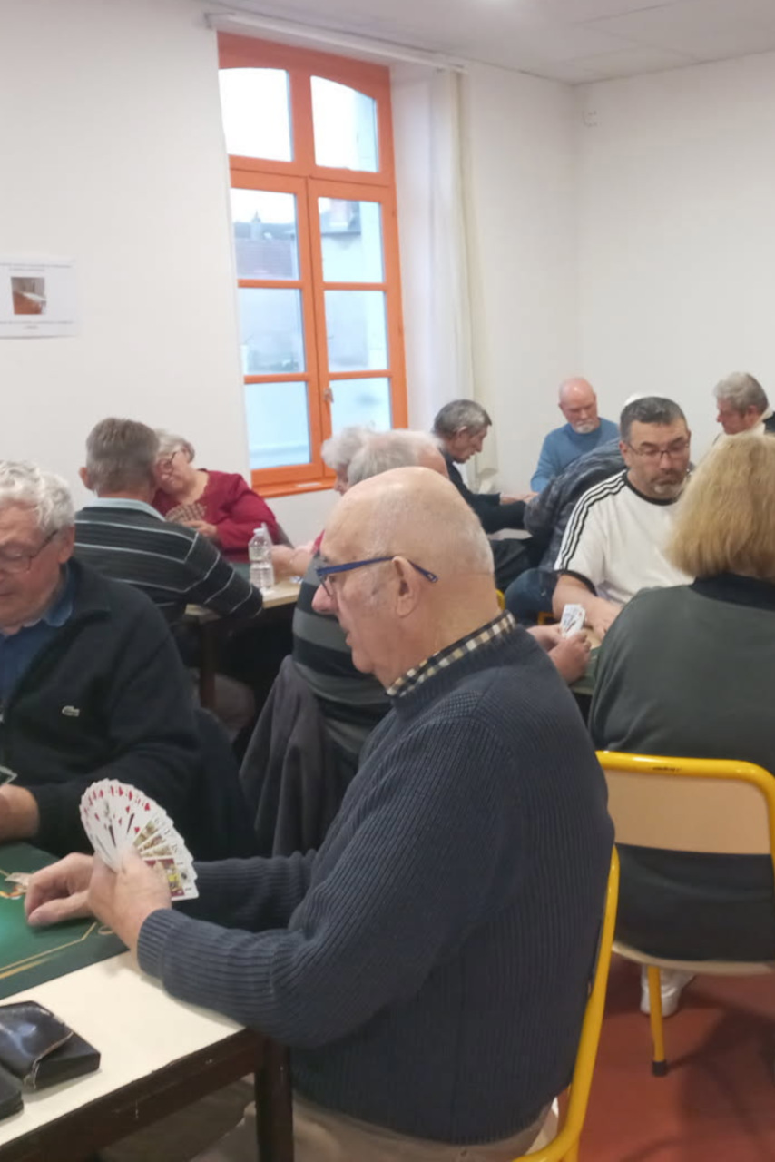 Une vingtaine d’adhérents répartis par groupe de quatre joueurs sont attablés, cartes de tarot à la main, et enchaînent les parties.