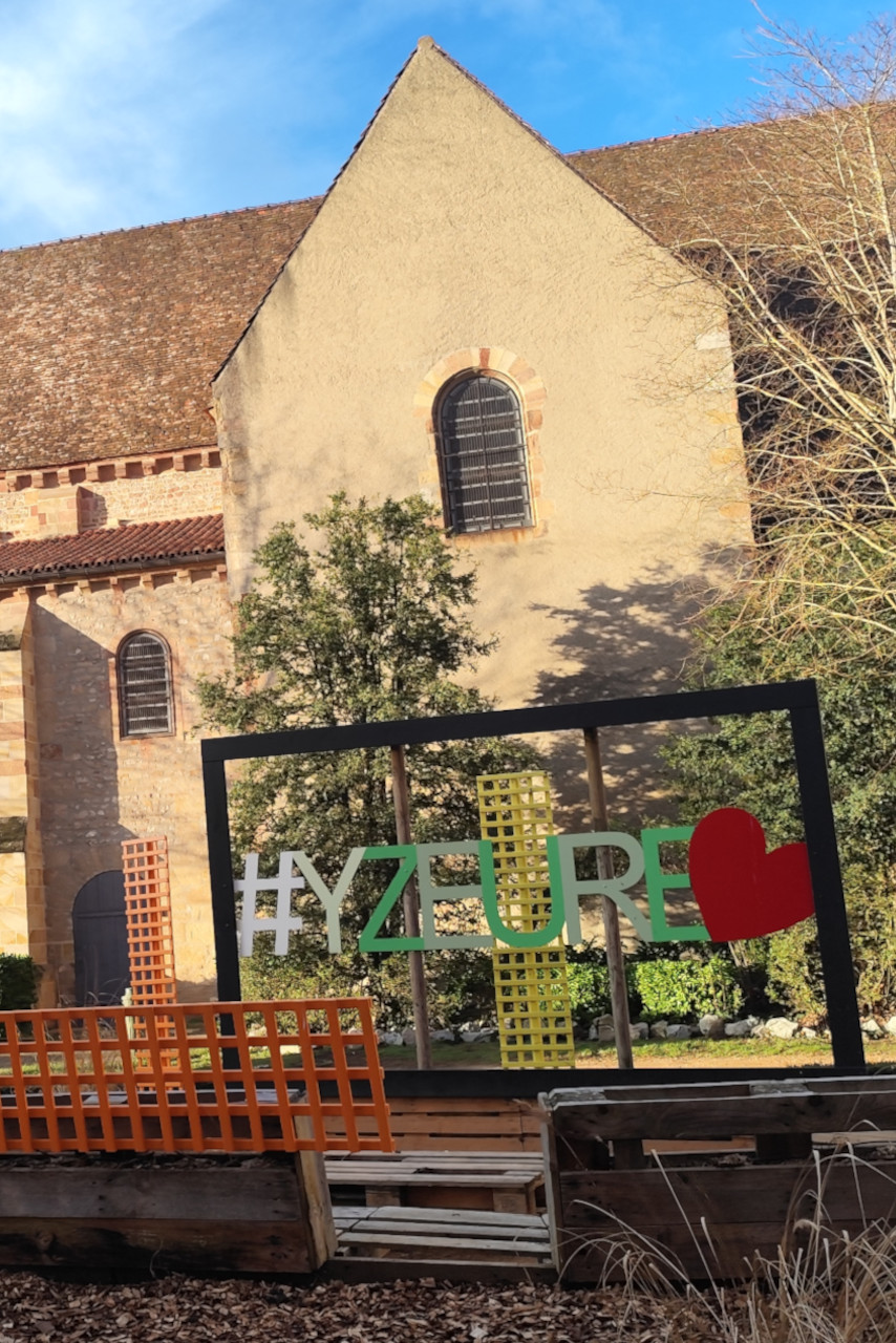 Centre-ville d’Yzeure, entre la mairie et l’église.