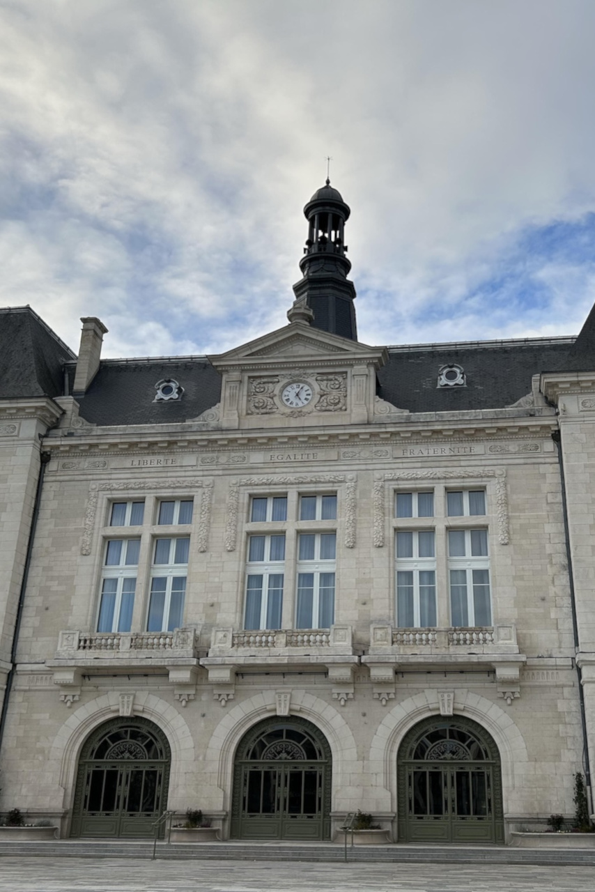 Parvis de la mairie de Montluçon.