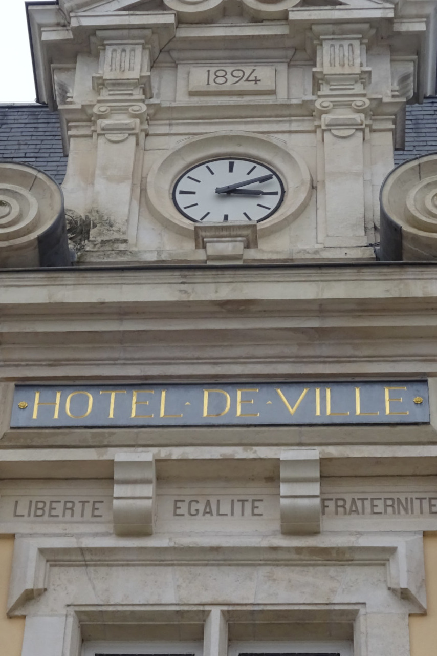 Photographie montrant un Hôtel de ville français, à l'approche des élections municipales.