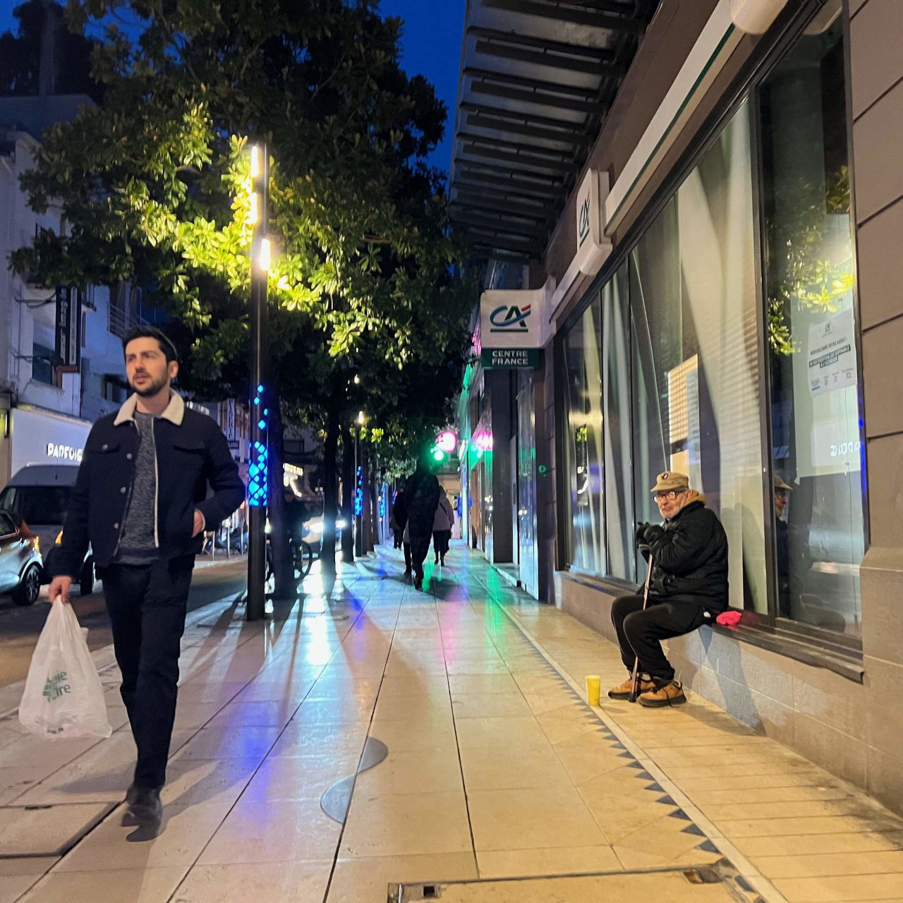 Un retraité en situation de précarité fait la manche pour combler ses fins de mois à Vichy.