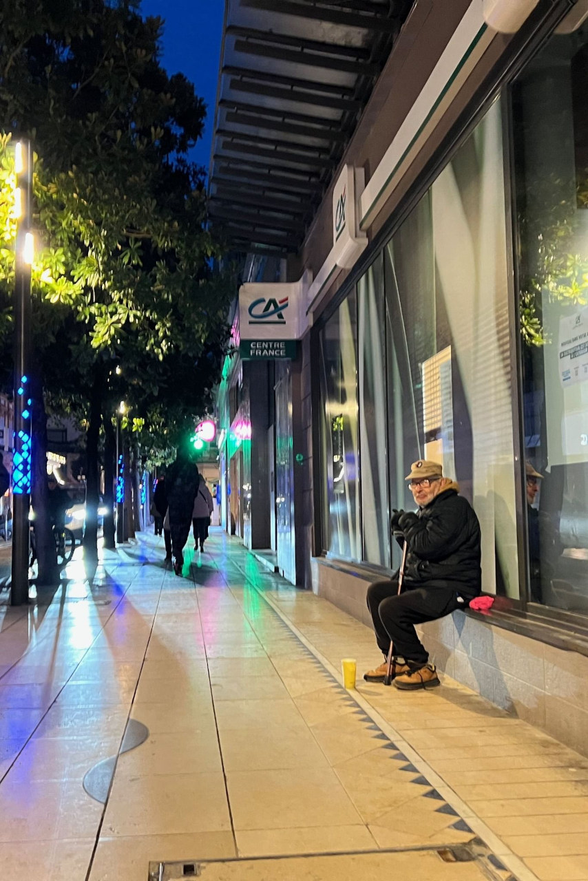 Un retraité en situation de précarité fait la manche pour combler ses fins de mois à Vichy.