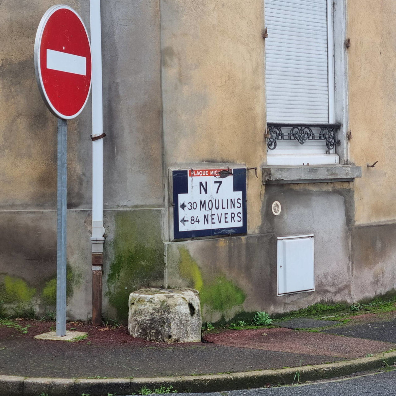 Un ancien panneau de la nationale 7 dans le centre de la ville.